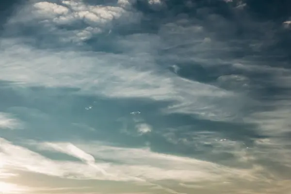 Nubes de cúmulos blancos en un cielo azul — Foto de Stock