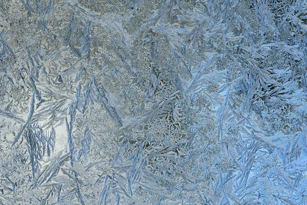 겨울 유리 위에 얼어붙은 얼음 무늬 — 스톡 사진