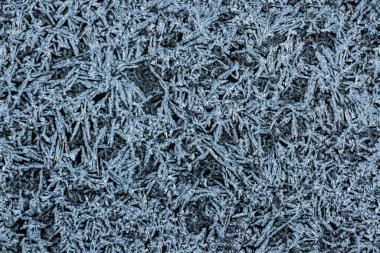 Siyah camda mavi buzlu desen var.