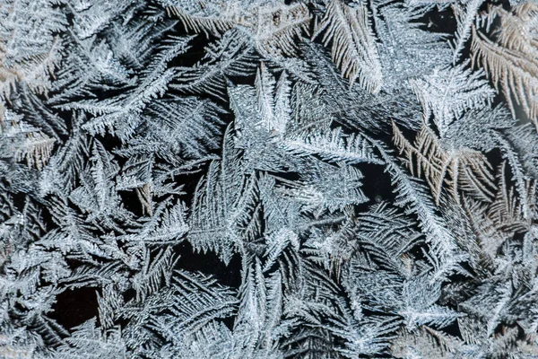 Belo padrão gelado festivo com flocos de neve brancos em um fundo azul em vidro sem costura — Fotografia de Stock