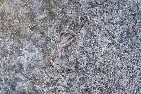 Copos de nieve patrón de hielo con luz solar en vidrio ventana de invierno Imágenes De Stock Sin Royalties Gratis