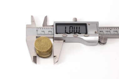 kalibre ve para beyaz arkaplanda izole edildi