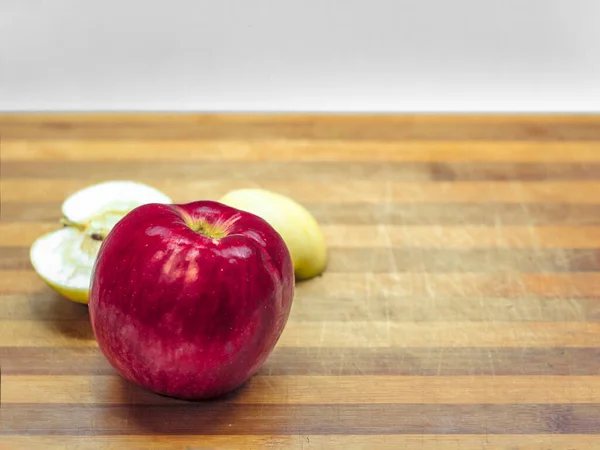 Roter Apfel Ganz Und Scheiben Auf Holzbrett — Stockfoto