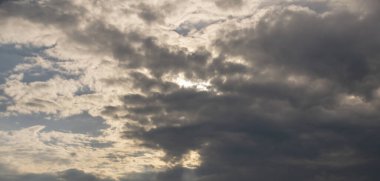 Mavi gökyüzünde gri Cumulus bulutları