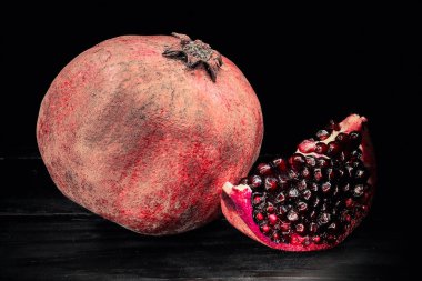 Kırmızı kepekli ve yarısı siyah ahşap bir masada. 