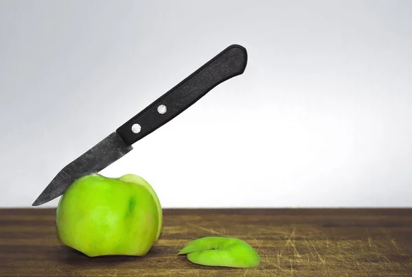 Grön Apple Hel Med Kniv Fastnat Med Ett Trähandtag Och — Stockfoto