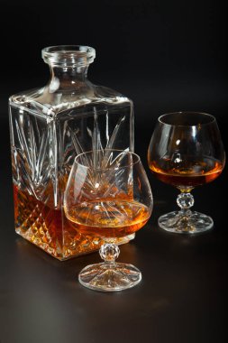 Şişe ve bardak brendi