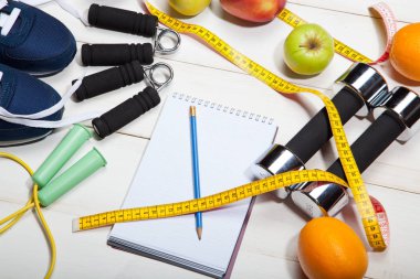 Kalp, halter ve meyveler, elma, portakal Beyaz ahşap zemin üzerinde