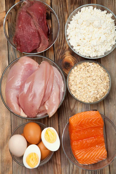 Dieta proteica, pesce, formaggio, uova, carne e pollo sfondo di legno — Foto Stock