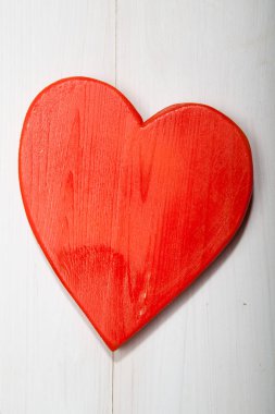 Beyaz ahşap zemin üzerinde kalp