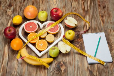 Meyve diyet, santimetre ve ahşap arka plan planı