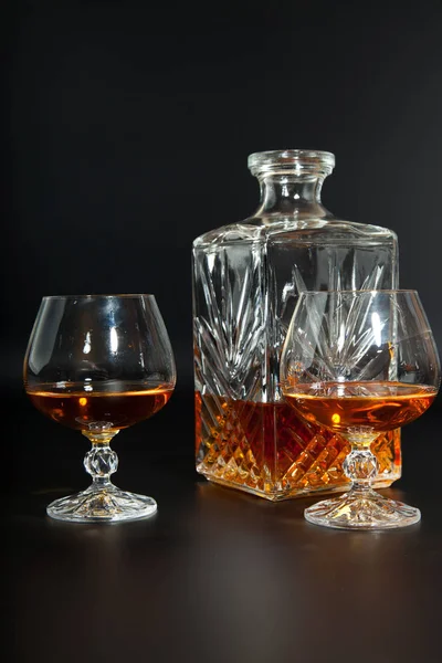 Glas brandy en een karaf — Stockfoto