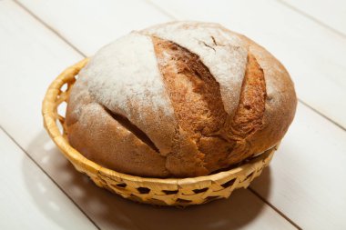 Beyaz ahşap zemin üzerinde ekmek