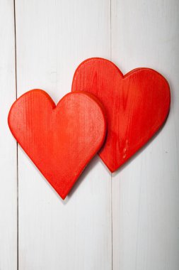 Beyaz ahşap zemin üzerinde kalp