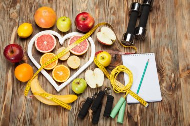 Diyet, santimetre ve ahşap arka plan üzerinde halter