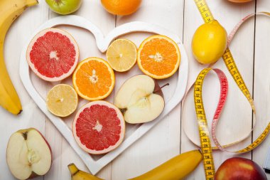 Meyve kalp ve beyaz bir arka plan üzerinde santimetre