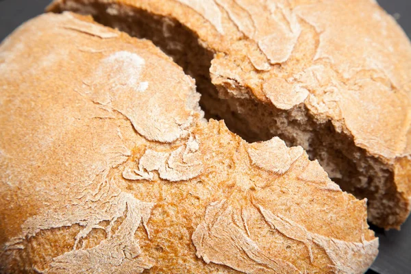 Pan casero sobre fondo de madera negra — Foto de Stock