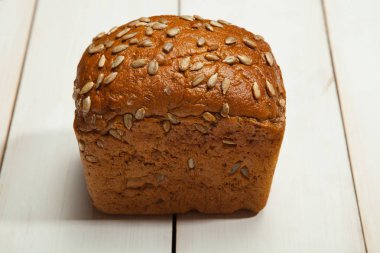 Beyaz ahşap zemin üzerinde ekmek