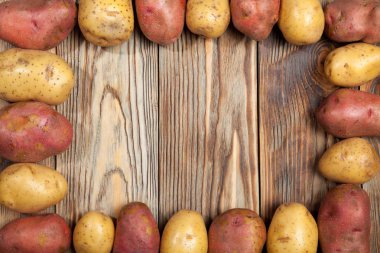 Rustik bir arka plan üzerinde patates