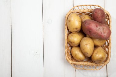 Beyaz ahşap zemin üzerinde patates