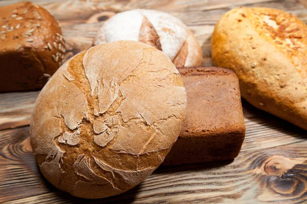 Pan sobre fondo rústico de madera — Foto de Stock