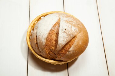 Beyaz ahşap zemin üzerinde ekmek