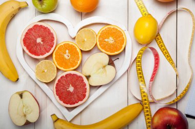 Meyve kalp ve beyaz bir arka plan üzerinde santimetre