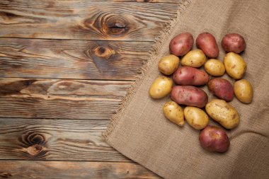 Rustik bir arka plan üzerinde patates