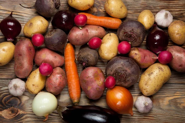 Verdure. Patate, carote, cipolle, barbabietole e ravanelli su fondo rustico — Foto Stock
