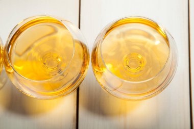 Beyaz ahşap zemin üzerinde konyak ile gözlük