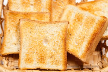 Beyaz ahşap zemin üzerinde tost ekmeği