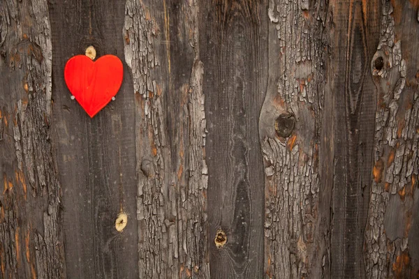 소박한 나무 바탕에 레드 심장입니다. 성 발렌타인 — 스톡 사진
