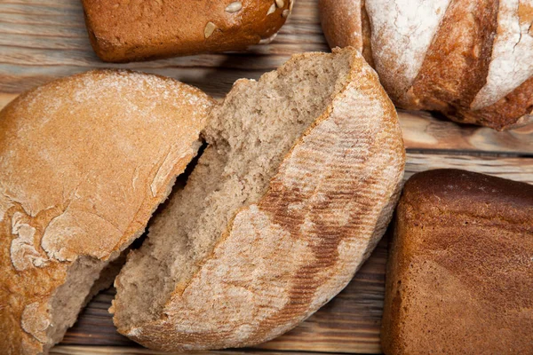Pan sobre fondo rústico de madera — Foto de Stock