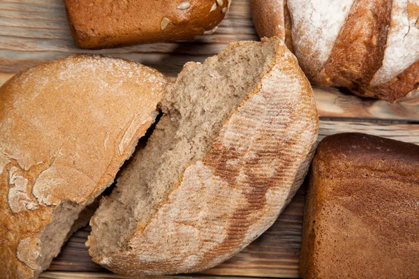 Brood op een rustieke houten achtergrond Stockfoto