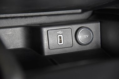 Araç gösterge panelinde 12v soket ve Usb portu