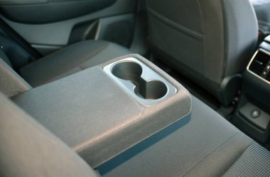 Arka koltuklar için bardak tutacağı olan arabada kolluk var.