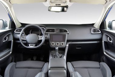 Modern bir arabanın gösterge paneli