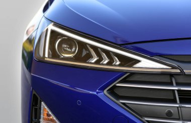 Modern bir yolcu arabasının farları