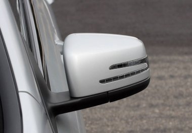 Yan aynada araba sinyali var.