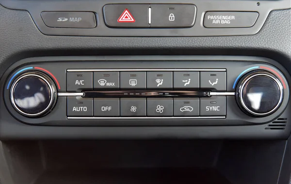 启动仪表盘客车空调器的按钮 — 图库照片