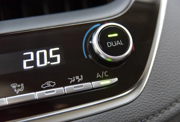 启动车内空调设备和温度表的按钮 — 图库照片