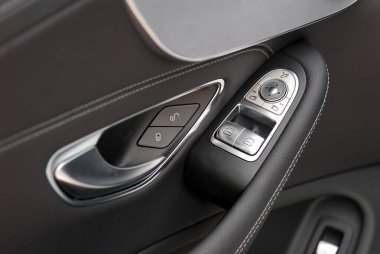 Yan ayna anahtarı kontrolü, pencere kontrolü, merkezi kilit ve araba kapı kolları.