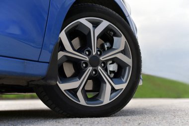 Bu yolcu vagonunda lastik ve alaşım tekerleği var.