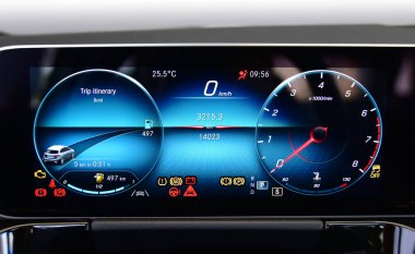 Yolcu arabasında dijital enstrüman görüntüsü