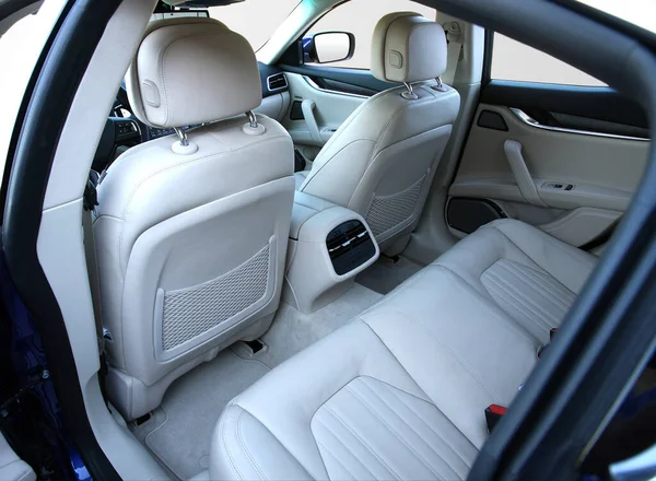 Białe Tylne Siedzenie Luksusowego Samochodu Osobowego — Zdjęcie stockowe