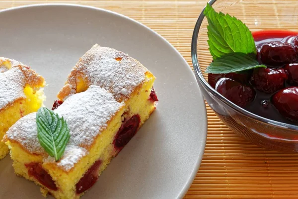 Souffle com cerejas — Fotografia de Stock