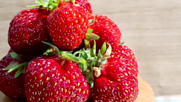 Erdbeeren auf rotierendem Teller — Stockvideo