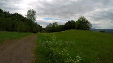 Uyanık tepenin üst kısmında