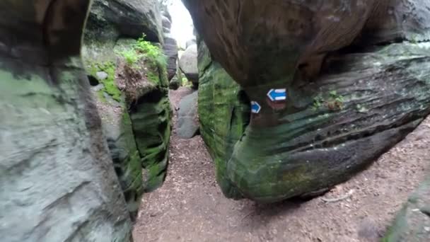 Caminar por sendero angosto en arena rocas corredor como en laberinto . — Vídeo de stock