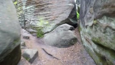 Koridorda büyük kum kayalar arasında yürümek.